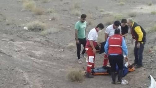 امدادرسانی نجاتگران بادرود به حادثه واژگونی یک دستگاه خودرو سواری